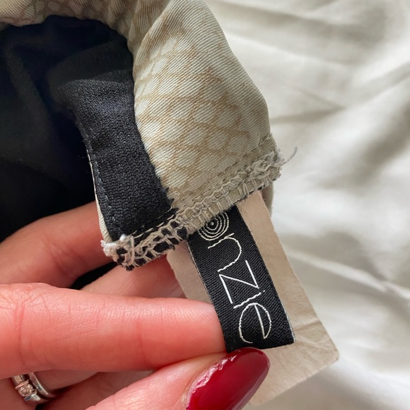 Revolve Super Cute Cut-Out Back Sports Bra - Picture 3 of 3